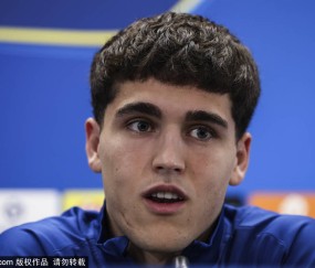 奥尔莫成弗里克手中“可替代王牌”？伪九、轮换与巴萨多线作战的新变量