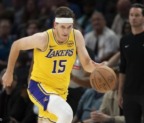 里夫斯变超巨引东詹膜拜 两个隐忧却让湖人犯难！