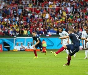 法甲第30轮巴黎圣日耳曼对战里昂，巴黎锋线强硬，里昂后防线孱弱