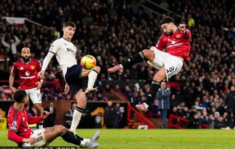 曼联的圣诞噩梦：鲁本·阿莫林如何化解多古停赛危机