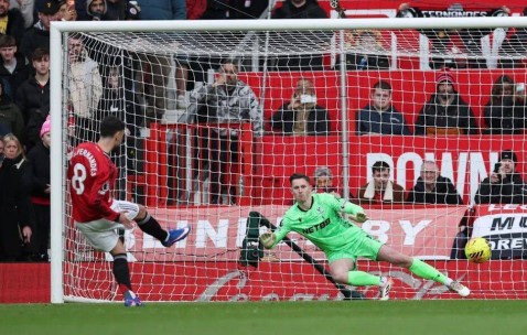 曼联2-1逆转排第三！B费传射创纪录谢什科制胜，卡里克坐拥一优势前四稳了