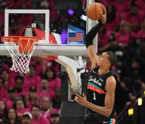 文班季后赛首秀太过完美 连超邓肯罗宾逊传承队史