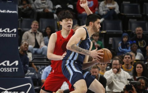 首发！杨瀚森4+5+转身暴扣 遇犯规陷阱末节爆发