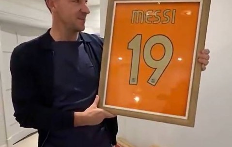 特里拍卖06年跟梅西要的球衣！为了做公益！