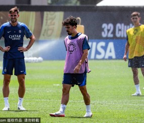 法甲球队巴黎圣日耳曼训练备战世俱杯半决赛
        
    法甲球队巴黎圣日耳曼训练备战世俱杯半决赛