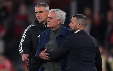 穆帅又上头条了！但这次不是因为绝杀，而是因为一场赛后言论，让他从“狂人”变成了“众矢之的”