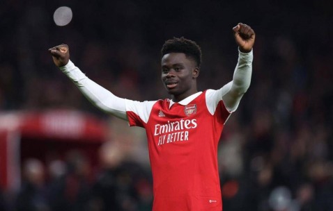 阿森纳球迷估计是真炸了，萨卡续签长合同后状态全线崩溃