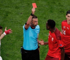 穆里尼奥又领红牌，本菲卡主场6万球迷嘘声震天，维尼修斯进球冲向角旗引发冲突