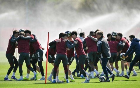 组图：阿森纳备战欧冠比赛 球员抱团顶球