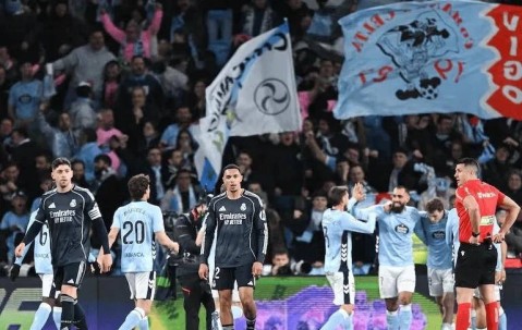 阿诺德遭西媒严厉批评：不防守不拼抢，面对曼城更形被动